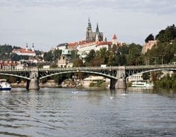 نهر فلتافا في براغ مع جولات سياحية مائية